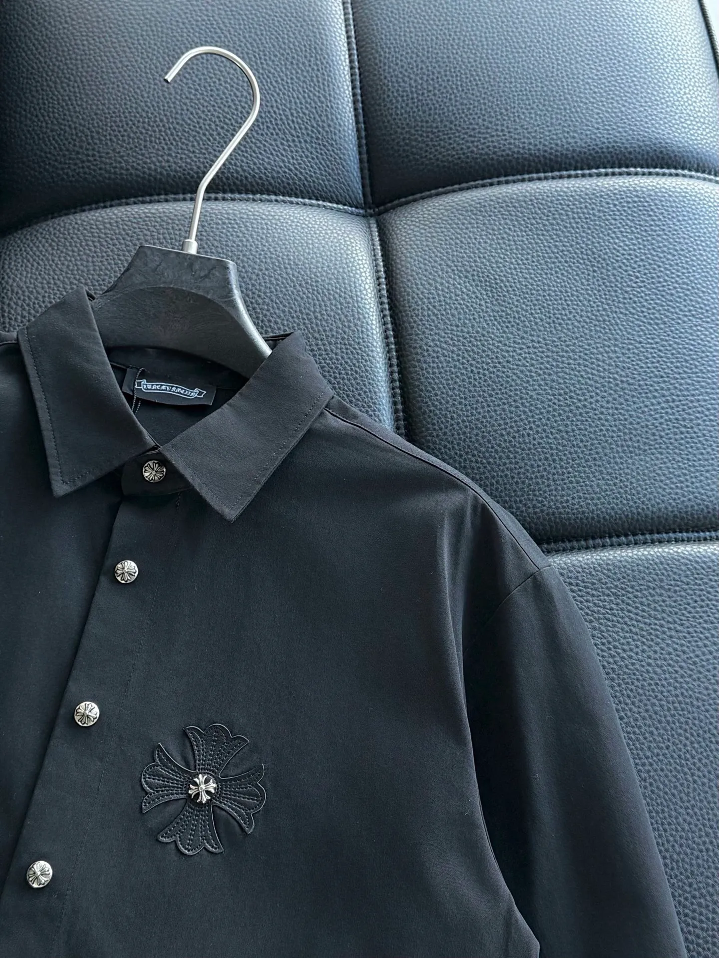 P500 Chrome Hearts leather cross leather embroidery shirt jacket! OS version can be worn by both men and women! The fabric is made of twill gauze cotton fabric! The texture is clear and smooth, not easy to wrinkle or fade! The embroidery process is complex and repetitive, and the requirements for the embroidery machine are very strict. The distance is always 45 centimeters! It won’t work if the spacing is too big, and it won’t work if it’s too small! The hardware is all carved and cast. This piece of clothing consumes a lot of material. More than 3 meters of material is used for one piece of clothing! After the garment is made, it needs to be fixed at high temperature, washed at a water temperature of more than 70 degrees, and softened by adding softener to make the upper body softer and smoother!   Color: black white Size: m-3xl Style number: 5878